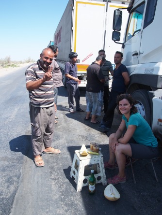 Pause café avec les chauffeurs routiers avant la frontière ouzbek